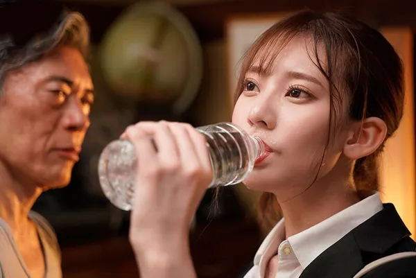 sex xxxxx Cô giáo đến nhà để gặp phụ huynh cậu học trò nghỉ học và cái kết